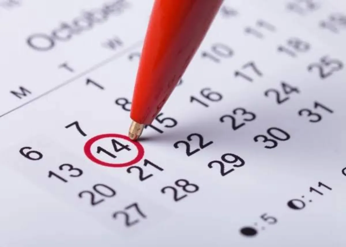 Calendrier avec une date entourée pour organiser les messages de la saison sportive