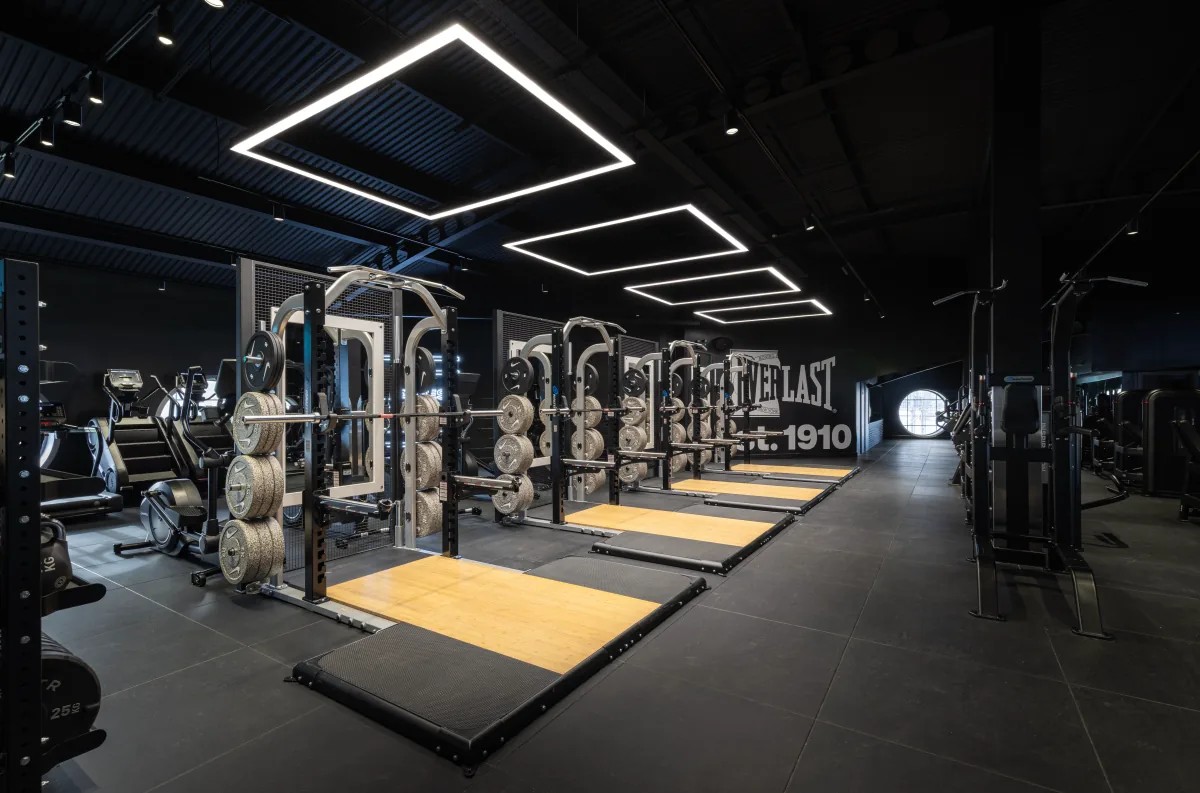 Salle de sport équipée pour les entraînements d’un club associatif