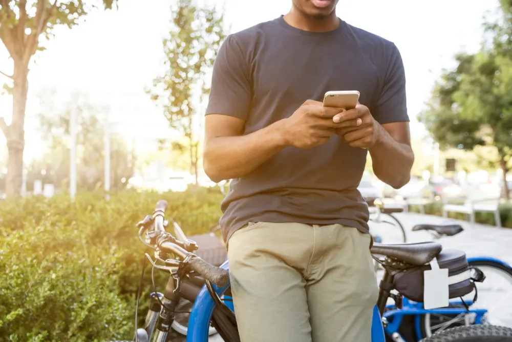 Schéma du parcours campagne SMS entre contacts, message, envoi et résultats